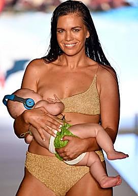 Mara Martin, de 32 años , en la la pasarela de trajes de baño de la revista Sports Illustrated.
