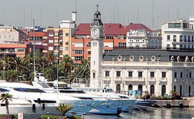 Yates en la Marina de Valencia. 