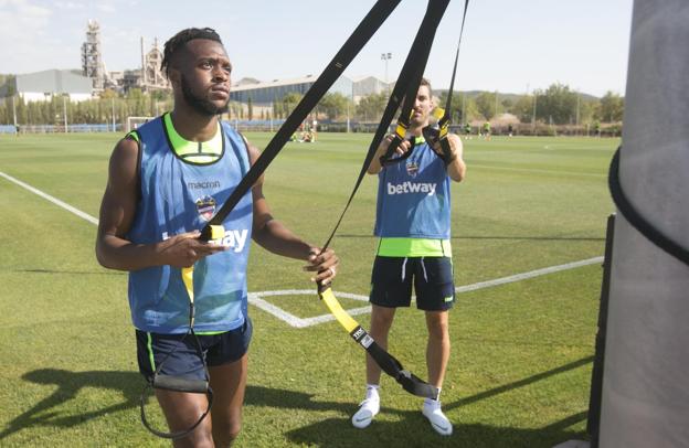 Doukouré se ejercita durante un entrenamiento en Buñol. 