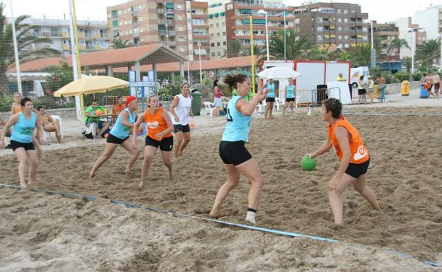 Jugadores de balonmano playa en un circuito valenciano