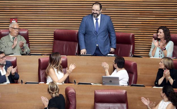 Jesús Sellés toma posesión como nuevo diputado de Les Corts