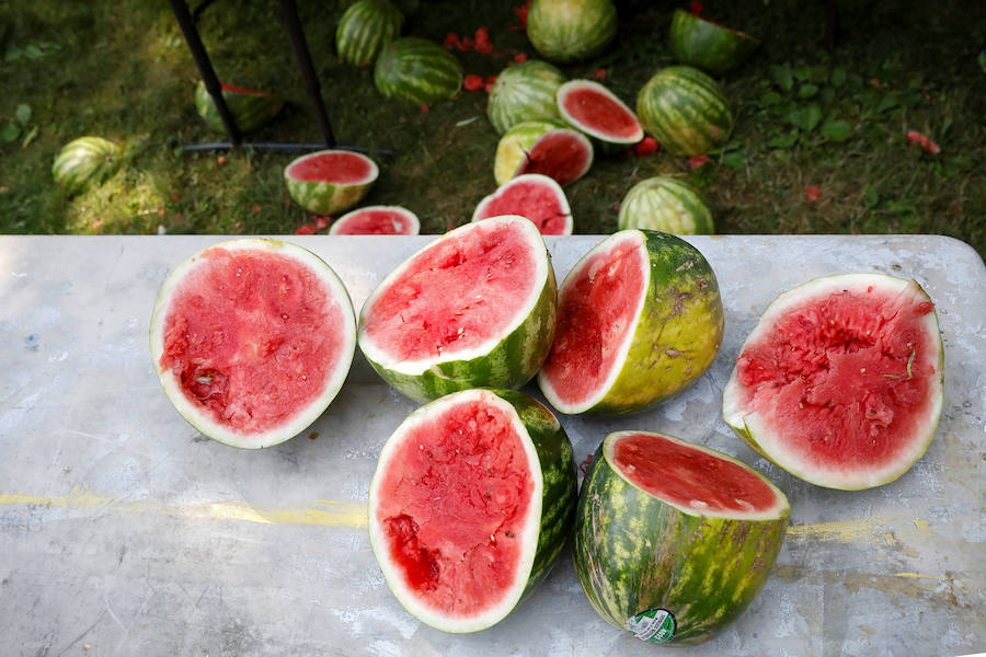 Ashrita Furman ha conseguido superar su último récord. Este neoyorkino, que ahora es el hombre que más sandías ha logrado partir sobre su estómago un minuto, ostenta el récord Guinness de ostentar más récords Guinness. Furman ha batido más de 600 marcas y conserva unas 200: entre ellas se encuentra dio palmas durante 50 horas seguidas, el que recorrió 130 kilómetros con una botella de leche en equilibrio sobre la cabeza, el que abrió 24 cervezas en un minuto con una motosierra, el que se zampó 60 aceitunas en un minuto, el que prendió 48.523 velas sobre una misma tarta, el que detuvo 35 ventiladores eléctricos con la lengua, el que se comió 40 guisantes con un palillo de cóctel en 30 segundos, el que tardó solo 21.1 segundos en pelar y comerse tres kiwis, el que mantuvo en equilibrio sobre la barbilla 81 vasos de pinta (vacíos), el que caminó con unos zapatos de 146 kilos y medio, el que infló 28 globos con la nariz en tres minutos... 