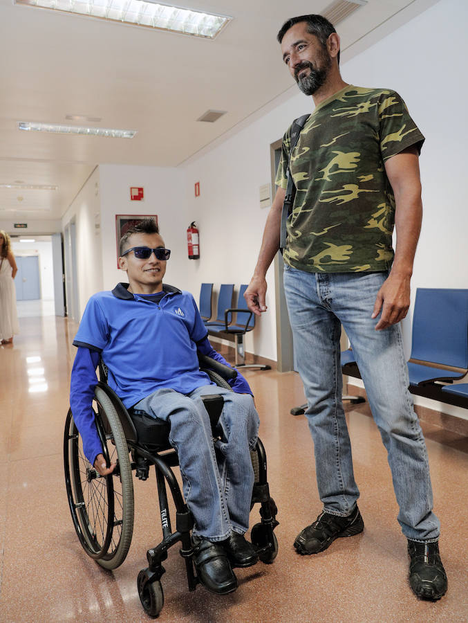 El doctor Pedro Carlos Cavadas y su equipo han llevado a cabo una cirugía para reconstruir una separación de la columna vertebral y la pelvis, mediante la utilización de hueso del peroné a Wilmer Arias, un paciente tetrapléjico desde los nueve años. Gracias a la intervención, el joven ya es capaz de estar sentado y regresará en los próximos días a su país.