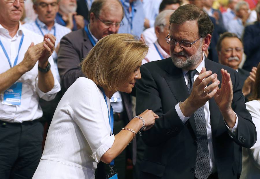 La secretaria general del PP, María Dolores de Cospedal, se ha despedido hoy del cargo que ha ocupado durante diez años entregando el testigo a quien le suceda «con la conciencia tranquila, sin cuentas pendientes» y con su lealtad «intacta» al PP y al todavía presidente, Mariano Rajoy. Por su parte, el presidente del PP, Mariano Rajoy, ha asegurado , en la recta final del discurso de su despedida, que se va como líder, pero que eso no significa que abandone el partido. «Me aparto, pero no me voy», ha aseverado, tras puntualizar que espera que se interprete «bien» esta afirmación.