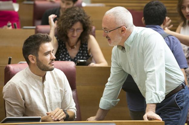 El síndic de Compromís, Fran Ferri, y el exportavoz de Podemos, Antonio Montiel, ayer en Les Corts. 