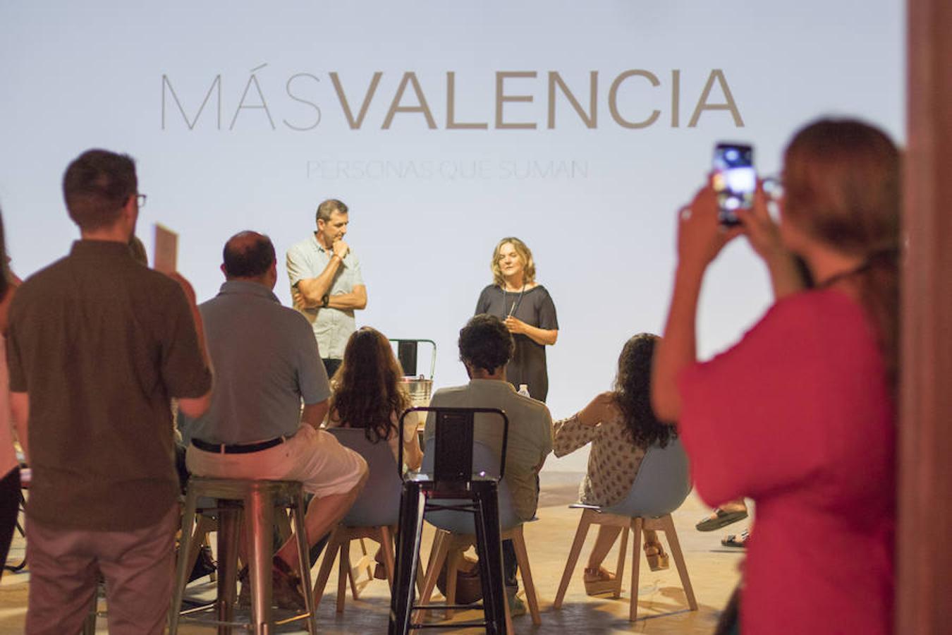 'Más Valencia: personas que suman' celebró ayer su segunda edición en el coworking audiovisual Nolich. El encuentro reúne a una veintena de emprendedores valencianos pudieron exponer sus proyectos empresariales e intercambiar ideas para potenciar su labor personal y contribuir al desarrollo general de la ciudad. Una reunión que, de nuevo, ha sido promovida por el odontólogo Primitivo Roig y en la que se han dado cita profesionales de perfiles tan diversos como la comunicación, la medicina, el arte, la ingeniería, el cine, la innovación educativa o las organizaciones de ayuda a los más necesitados.