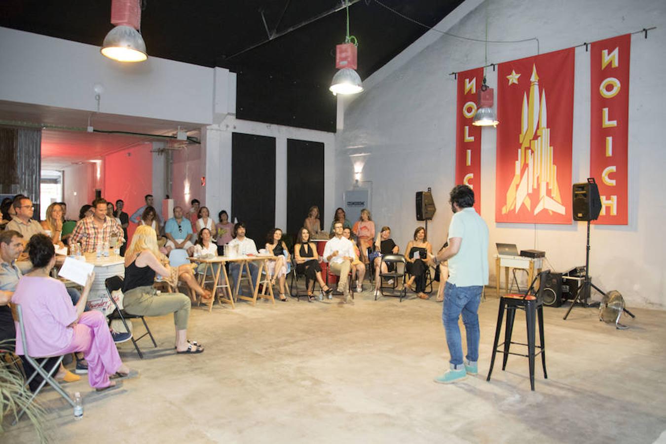 'Más Valencia: personas que suman' celebró ayer su segunda edición en el coworking audiovisual Nolich. El encuentro reúne a una veintena de emprendedores valencianos pudieron exponer sus proyectos empresariales e intercambiar ideas para potenciar su labor personal y contribuir al desarrollo general de la ciudad. Una reunión que, de nuevo, ha sido promovida por el odontólogo Primitivo Roig y en la que se han dado cita profesionales de perfiles tan diversos como la comunicación, la medicina, el arte, la ingeniería, el cine, la innovación educativa o las organizaciones de ayuda a los más necesitados.