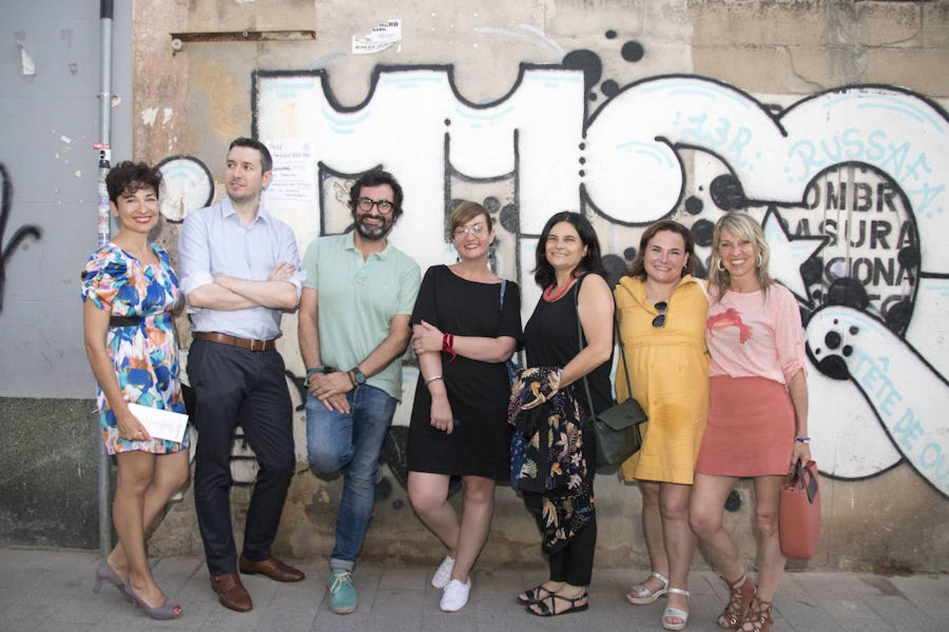 'Más Valencia: personas que suman' celebró ayer su segunda edición en el coworking audiovisual Nolich. El encuentro reúne a una veintena de emprendedores valencianos pudieron exponer sus proyectos empresariales e intercambiar ideas para potenciar su labor personal y contribuir al desarrollo general de la ciudad. Una reunión que, de nuevo, ha sido promovida por el odontólogo Primitivo Roig y en la que se han dado cita profesionales de perfiles tan diversos como la comunicación, la medicina, el arte, la ingeniería, el cine, la innovación educativa o las organizaciones de ayuda a los más necesitados.