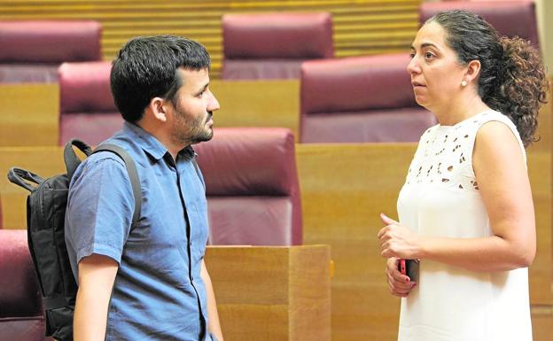 Vicent Marzà, ayer en Les Corts, hablando con una diputada del PSPV.