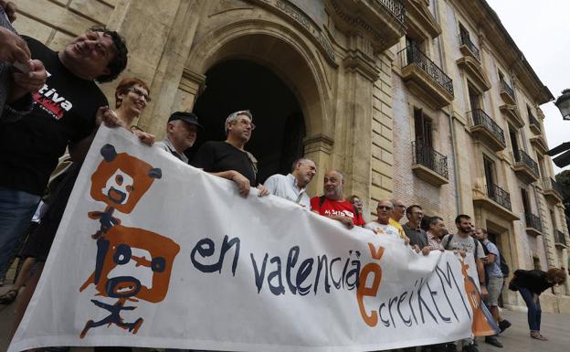 Concentracion de Escola Valenciana en el TSJ el pasado octubre