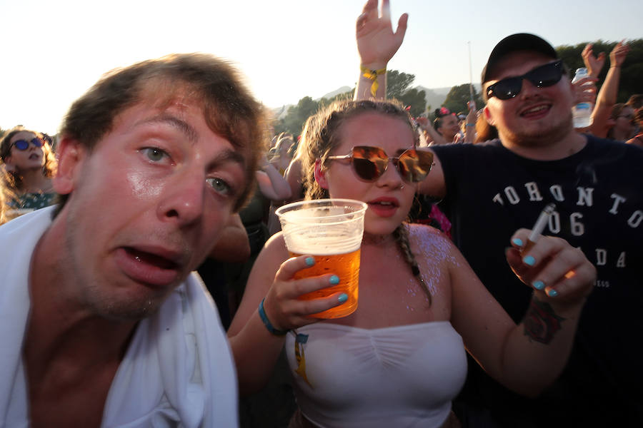 Benicàssim se encuentra ya en plena ebullición del FIB con miles de jóvenes recorriendo los rincones y las playas de la localidad castellonense para dar comienzo a la vigésima cuarta edición del evento con cuatro días de música y ambiente festivo.