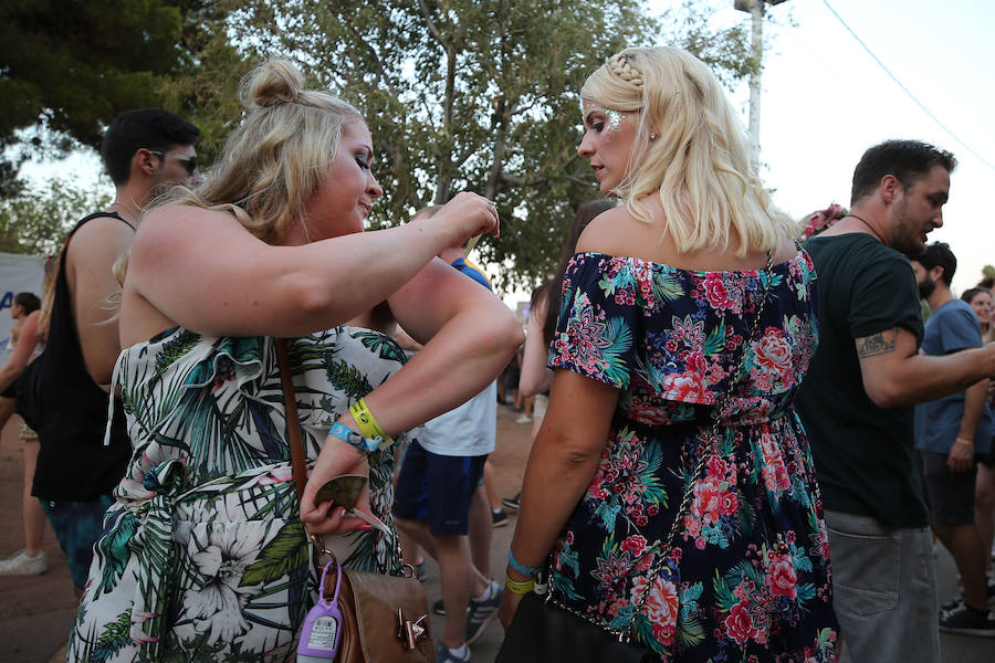 Benicàssim se encuentra ya en plena ebullición del FIB con miles de jóvenes recorriendo los rincones y las playas de la localidad castellonense para dar comienzo a la vigésima cuarta edición del evento con cuatro días de música y ambiente festivo.