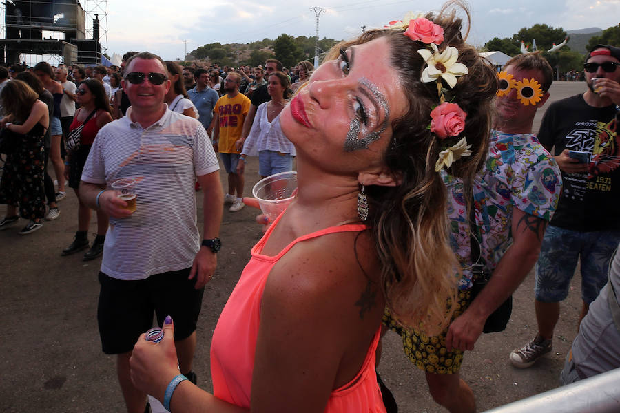 Benicàssim se encuentra ya en plena ebullición del FIB con miles de jóvenes recorriendo los rincones y las playas de la localidad castellonense para dar comienzo a la vigésima cuarta edición del evento con cuatro días de música y ambiente festivo.