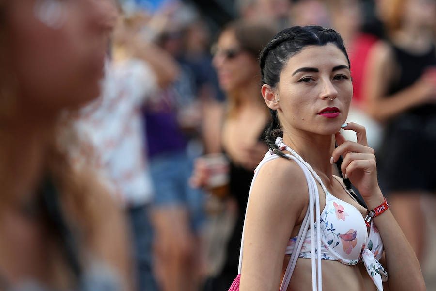 Benicàssim se encuentra ya en plena ebullición del FIB con miles de jóvenes recorriendo los rincones y las playas de la localidad castellonense para dar comienzo a la vigésima cuarta edición del evento con cuatro días de música y ambiente festivo.