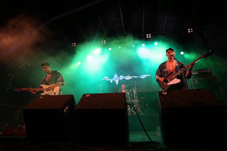 Benicàssim se encuentra ya en plena ebullición del FIB con miles de jóvenes recorriendo los rincones y las playas de la localidad castellonense para dar comienzo a la vigésima cuarta edición del evento con cuatro días de música y ambiente festivo.