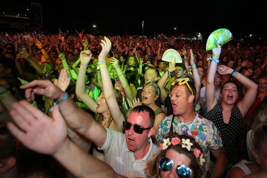 Benicàssim se encuentra ya en plena ebullición del FIB con miles de jóvenes recorriendo los rincones y las playas de la localidad castellonense para dar comienzo a la vigésima cuarta edición del evento con cuatro días de música y ambiente festivo.