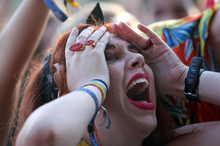 Benicàssim se encuentra ya en plena ebullición del FIB con miles de jóvenes recorriendo los rincones y las playas de la localidad castellonense para dar comienzo a la vigésima cuarta edición del evento con cuatro días de música y ambiente festivo.