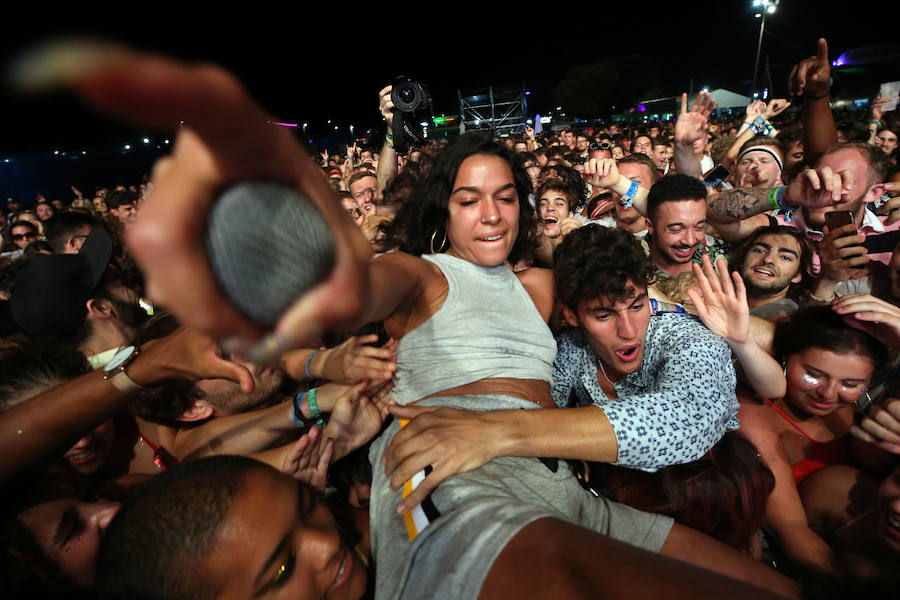 Benicàssim se encuentra ya en plena ebullición del FIB con miles de jóvenes recorriendo los rincones y las playas de la localidad castellonense para dar comienzo a la vigésima cuarta edición del evento con cuatro días de música y ambiente festivo.