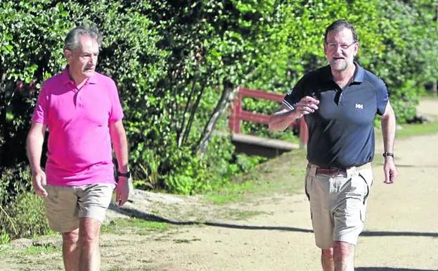 Mariano Rajoy, durante uno de sus paseos con José Benito.