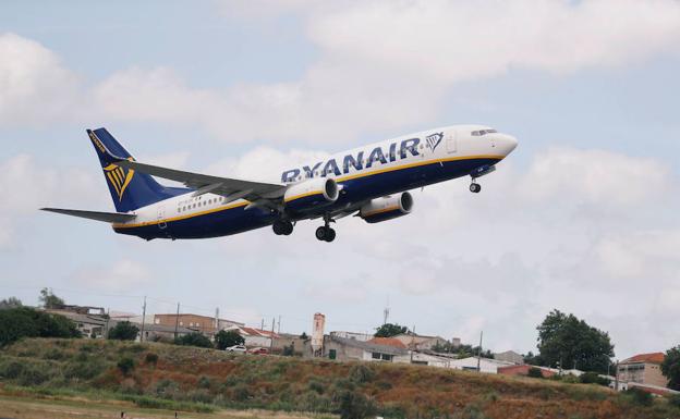 Avión de la compañía Ryanair durante un despegue 