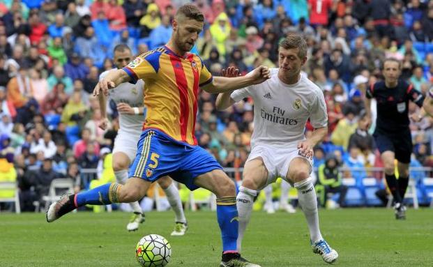 Mustafi conduce el balón en el partido de la temporada 2014/2015 que el Valencia estrenó la senyera.