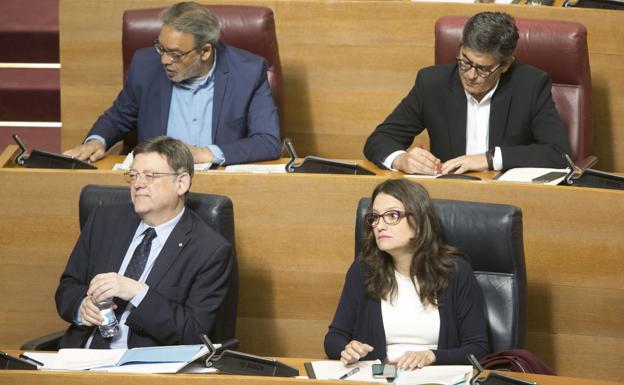 Ximo Puig y Mónica Oltra, en Les Corts.