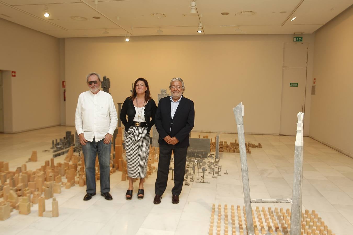 Una antológica repasa 40 años de carrera del artista con escultura inédita, fotografías, collages y dibujos. El Centro Cultural Bancaja exhibe 73 obras en las que reivindica al autor de Mislata como el poeta que crea con las manos ciudades, paisajes y figuras humanas