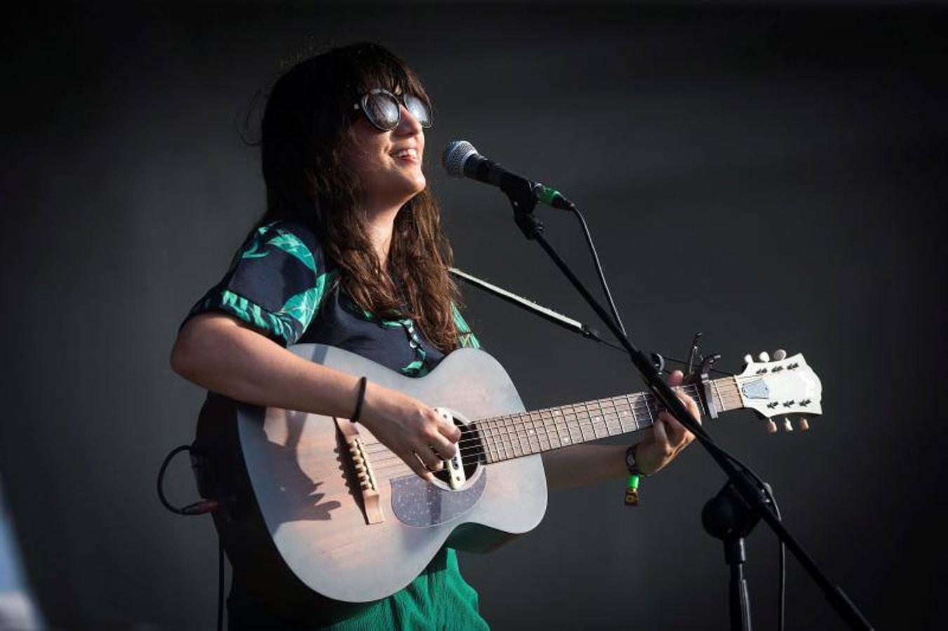 Benicàssim se encuentra ya en plena ebullición del FIB con miles de jóvenes recorriendo los rincones y las playas de la localidad castellonense para dar comienzo a la vigésima cuarta edición del evento con cuatro días de música y ambiente festivo.