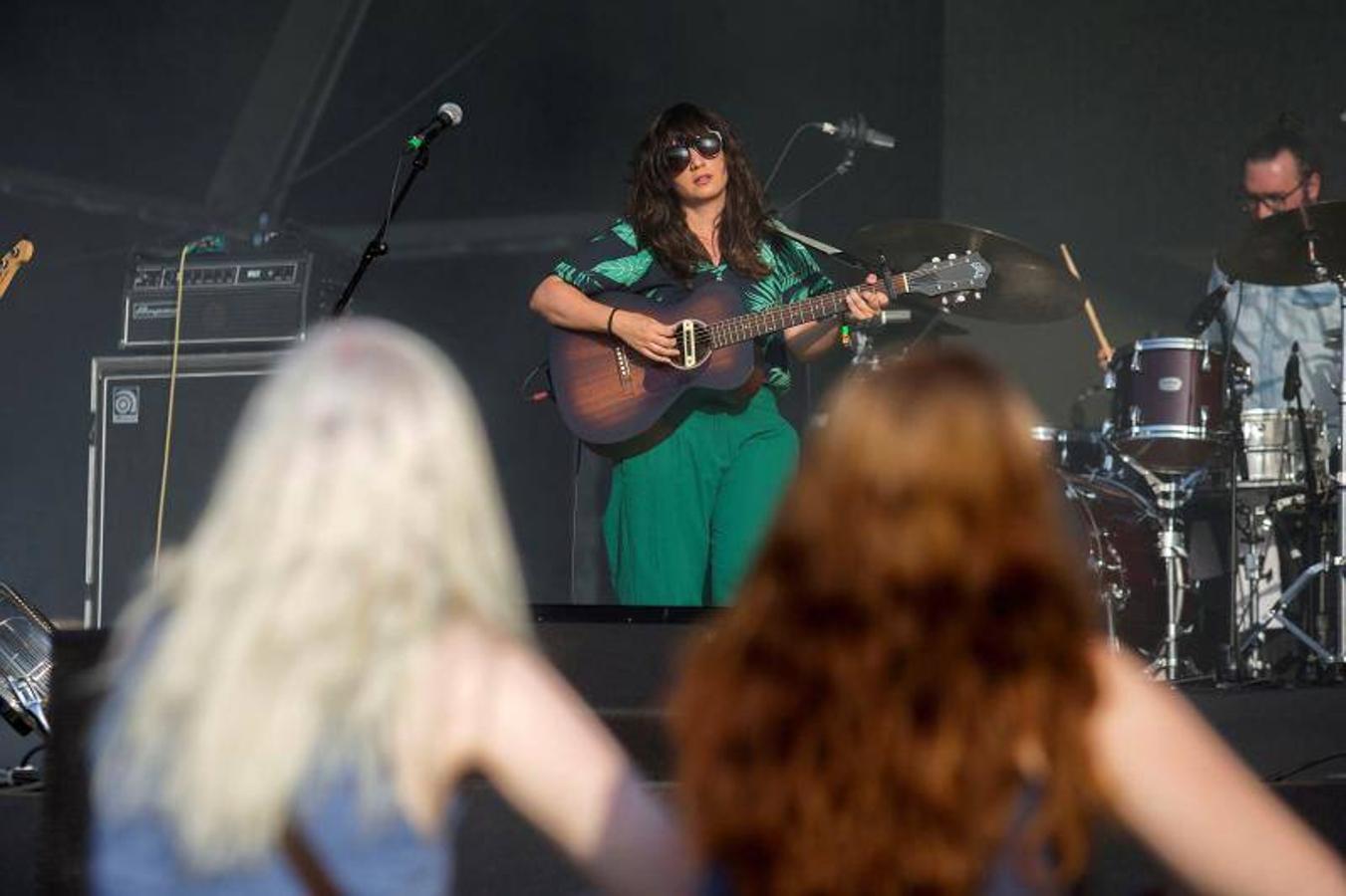 Benicàssim se encuentra ya en plena ebullición del FIB con miles de jóvenes recorriendo los rincones y las playas de la localidad castellonense para dar comienzo a la vigésima cuarta edición del evento con cuatro días de música y ambiente festivo.