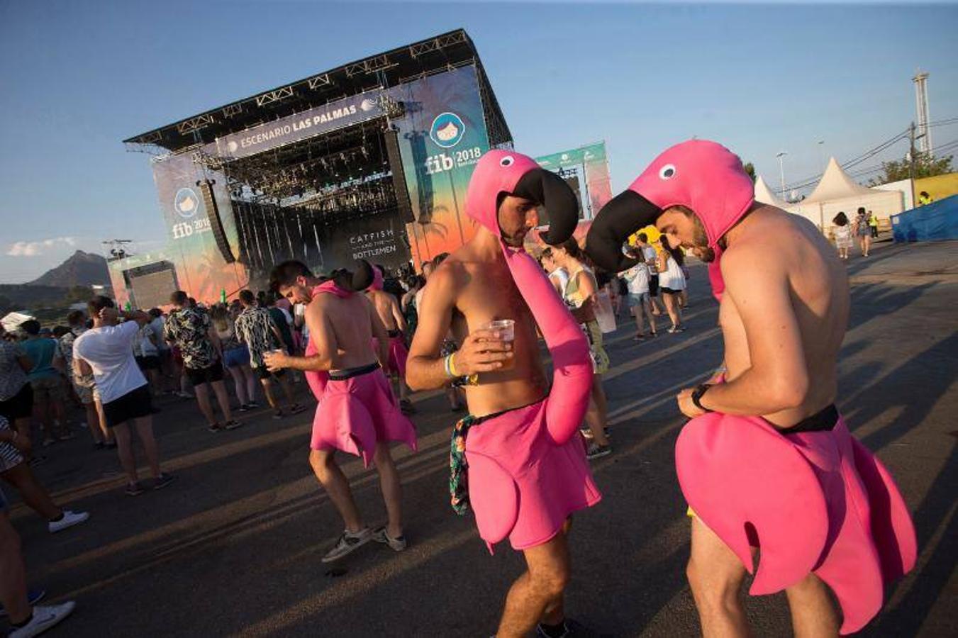 Benicàssim se encuentra ya en plena ebullición del FIB con miles de jóvenes recorriendo los rincones y las playas de la localidad castellonense para dar comienzo a la vigésima cuarta edición del evento con cuatro días de música y ambiente festivo.