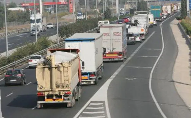 Imagen de archivo de un atasco en carreteras valencianas.
