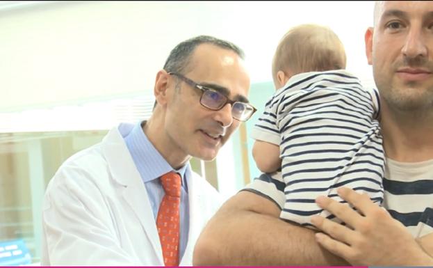 El doctor Juan Giles con el bebé Javier y su padre.