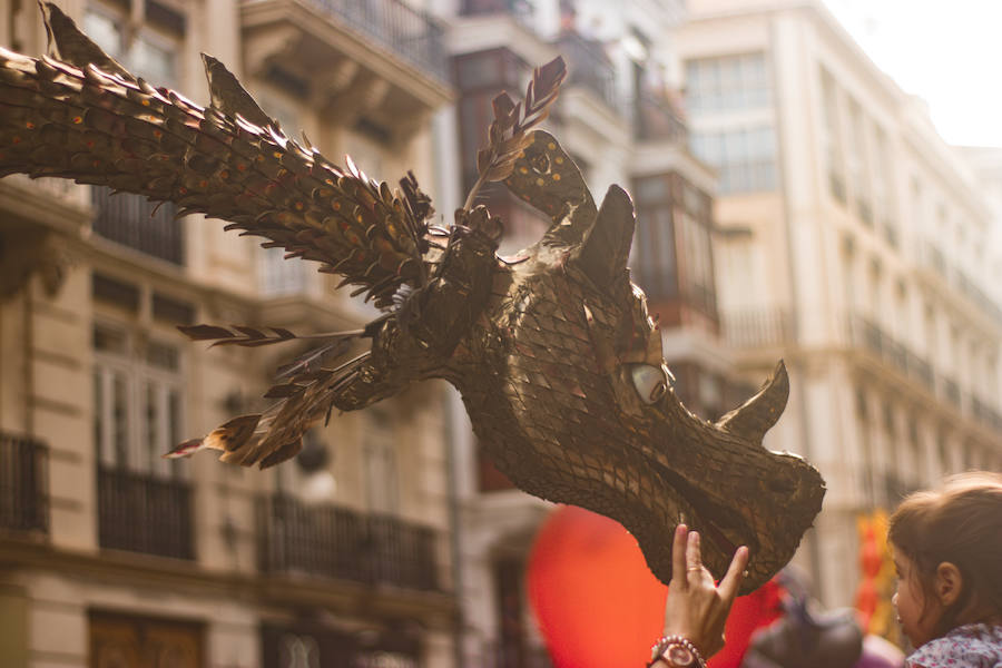 La Gran Nit de la Fira de Valencia 2018 tuvo lugar anoche, con conciertos gratuitos en la plaza del Ayuntamiento y otros enclaves de la ciudad, así como la apertura de los museos hasta la madrugada y una 'minimascletà'.Fue una gran noche en blanco, al estilo de la que tradicionalmente se vive en varias ciudades europeas. Este año se han unido a la Gran Nit el Museo Nacional de Cerámica y Artes Suntuarias González Martí y la Bodega medieval de Proava, los dos permanecieron abiertos hasta la medianoche (al igual que el IVAM, el Museo de Bellas artes y L'Iber). Hasta la una de la madrugada se pudo acceder al Museo de Prehistoria de València, al Museo Valenciano de Etnología, al MuVIM y a la Fundación Bancaja. Los valencianos pudieron visitar hasta altas horas de la noche monumentos como la Lonja o la Almoina.A las 19.00 comenzó el Cercafira, una cabalgata que a las 19.00 horas recorrió el centro con la participación de distintos grupos teatrales.Además, la Ruta de Carme llevó a los interesados por varios enclaves donde la música fue protagonista. También hubo actuaciones en las plazas del Patriarca, del Pilar, donde se celebró un espectáculo teatral para niños, y del Portal Nou.