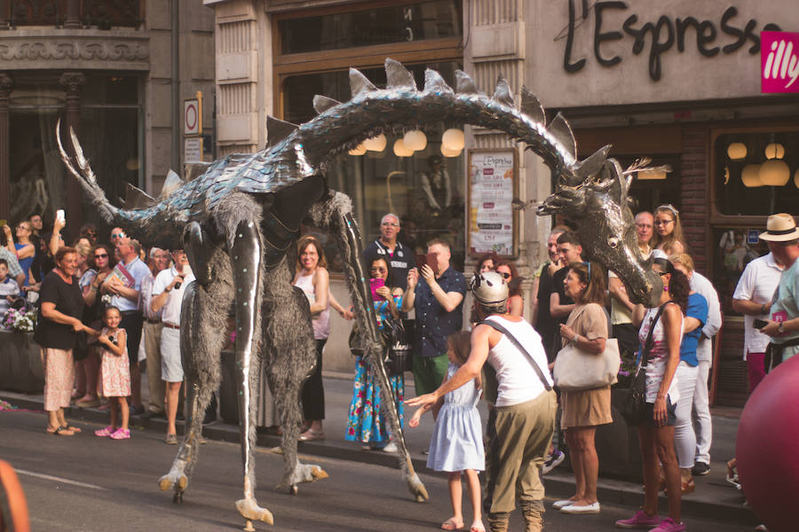 La Gran Nit de la Fira de Valencia 2018 tuvo lugar anoche, con conciertos gratuitos en la plaza del Ayuntamiento y otros enclaves de la ciudad, así como la apertura de los museos hasta la madrugada y una 'minimascletà'.Fue una gran noche en blanco, al estilo de la que tradicionalmente se vive en varias ciudades europeas. Este año se han unido a la Gran Nit el Museo Nacional de Cerámica y Artes Suntuarias González Martí y la Bodega medieval de Proava, los dos permanecieron abiertos hasta la medianoche (al igual que el IVAM, el Museo de Bellas artes y L'Iber). Hasta la una de la madrugada se pudo acceder al Museo de Prehistoria de València, al Museo Valenciano de Etnología, al MuVIM y a la Fundación Bancaja. Los valencianos pudieron visitar hasta altas horas de la noche monumentos como la Lonja o la Almoina.A las 19.00 comenzó el Cercafira, una cabalgata que a las 19.00 horas recorrió el centro con la participación de distintos grupos teatrales.Además, la Ruta de Carme llevó a los interesados por varios enclaves donde la música fue protagonista. También hubo actuaciones en las plazas del Patriarca, del Pilar, donde se celebró un espectáculo teatral para niños, y del Portal Nou.