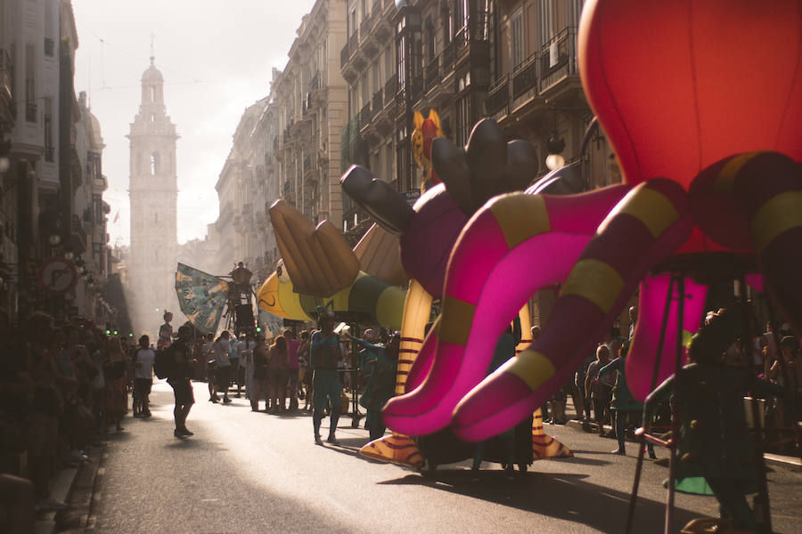 La Gran Nit de la Fira de Valencia 2018 tuvo lugar anoche, con conciertos gratuitos en la plaza del Ayuntamiento y otros enclaves de la ciudad, así como la apertura de los museos hasta la madrugada y una 'minimascletà'.Fue una gran noche en blanco, al estilo de la que tradicionalmente se vive en varias ciudades europeas. Este año se han unido a la Gran Nit el Museo Nacional de Cerámica y Artes Suntuarias González Martí y la Bodega medieval de Proava, los dos permanecieron abiertos hasta la medianoche (al igual que el IVAM, el Museo de Bellas artes y L'Iber). Hasta la una de la madrugada se pudo acceder al Museo de Prehistoria de València, al Museo Valenciano de Etnología, al MuVIM y a la Fundación Bancaja. Los valencianos pudieron visitar hasta altas horas de la noche monumentos como la Lonja o la Almoina.A las 19.00 comenzó el Cercafira, una cabalgata que a las 19.00 horas recorrió el centro con la participación de distintos grupos teatrales.Además, la Ruta de Carme llevó a los interesados por varios enclaves donde la música fue protagonista. También hubo actuaciones en las plazas del Patriarca, del Pilar, donde se celebró un espectáculo teatral para niños, y del Portal Nou.