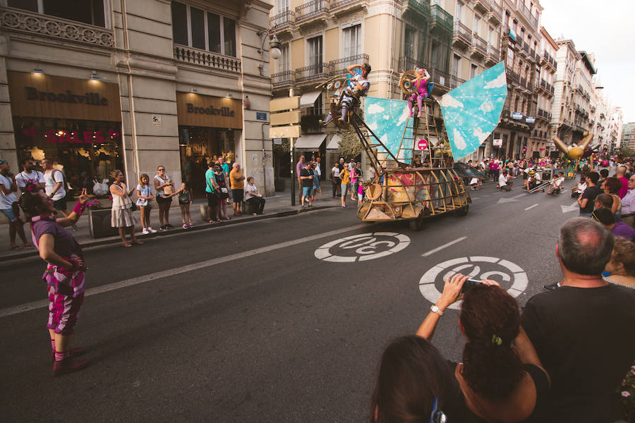La Gran Nit de la Fira de Valencia 2018 tuvo lugar anoche, con conciertos gratuitos en la plaza del Ayuntamiento y otros enclaves de la ciudad, así como la apertura de los museos hasta la madrugada y una 'minimascletà'.Fue una gran noche en blanco, al estilo de la que tradicionalmente se vive en varias ciudades europeas. Este año se han unido a la Gran Nit el Museo Nacional de Cerámica y Artes Suntuarias González Martí y la Bodega medieval de Proava, los dos permanecieron abiertos hasta la medianoche (al igual que el IVAM, el Museo de Bellas artes y L'Iber). Hasta la una de la madrugada se pudo acceder al Museo de Prehistoria de València, al Museo Valenciano de Etnología, al MuVIM y a la Fundación Bancaja. Los valencianos pudieron visitar hasta altas horas de la noche monumentos como la Lonja o la Almoina.A las 19.00 comenzó el Cercafira, una cabalgata que a las 19.00 horas recorrió el centro con la participación de distintos grupos teatrales.Además, la Ruta de Carme llevó a los interesados por varios enclaves donde la música fue protagonista. También hubo actuaciones en las plazas del Patriarca, del Pilar, donde se celebró un espectáculo teatral para niños, y del Portal Nou.