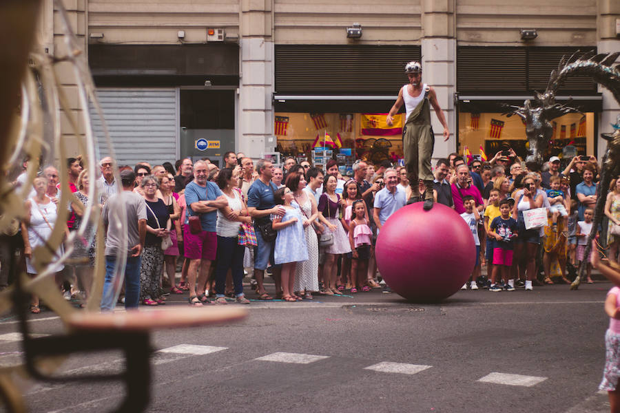 La Gran Nit de la Fira de Valencia 2018 tuvo lugar anoche, con conciertos gratuitos en la plaza del Ayuntamiento y otros enclaves de la ciudad, así como la apertura de los museos hasta la madrugada y una 'minimascletà'.Fue una gran noche en blanco, al estilo de la que tradicionalmente se vive en varias ciudades europeas. Este año se han unido a la Gran Nit el Museo Nacional de Cerámica y Artes Suntuarias González Martí y la Bodega medieval de Proava, los dos permanecieron abiertos hasta la medianoche (al igual que el IVAM, el Museo de Bellas artes y L'Iber). Hasta la una de la madrugada se pudo acceder al Museo de Prehistoria de València, al Museo Valenciano de Etnología, al MuVIM y a la Fundación Bancaja. Los valencianos pudieron visitar hasta altas horas de la noche monumentos como la Lonja o la Almoina.A las 19.00 comenzó el Cercafira, una cabalgata que a las 19.00 horas recorrió el centro con la participación de distintos grupos teatrales.Además, la Ruta de Carme llevó a los interesados por varios enclaves donde la música fue protagonista. También hubo actuaciones en las plazas del Patriarca, del Pilar, donde se celebró un espectáculo teatral para niños, y del Portal Nou.