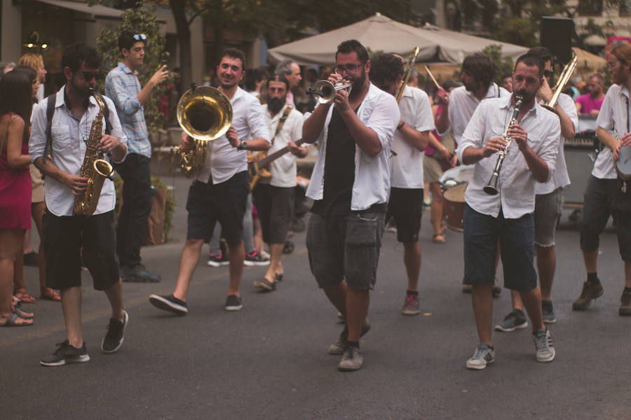 La Gran Nit de la Fira de Valencia 2018 tuvo lugar anoche, con conciertos gratuitos en la plaza del Ayuntamiento y otros enclaves de la ciudad, así como la apertura de los museos hasta la madrugada y una 'minimascletà'.Fue una gran noche en blanco, al estilo de la que tradicionalmente se vive en varias ciudades europeas. Este año se han unido a la Gran Nit el Museo Nacional de Cerámica y Artes Suntuarias González Martí y la Bodega medieval de Proava, los dos permanecieron abiertos hasta la medianoche (al igual que el IVAM, el Museo de Bellas artes y L'Iber). Hasta la una de la madrugada se pudo acceder al Museo de Prehistoria de València, al Museo Valenciano de Etnología, al MuVIM y a la Fundación Bancaja. Los valencianos pudieron visitar hasta altas horas de la noche monumentos como la Lonja o la Almoina.A las 19.00 comenzó el Cercafira, una cabalgata que a las 19.00 horas recorrió el centro con la participación de distintos grupos teatrales.Además, la Ruta de Carme llevó a los interesados por varios enclaves donde la música fue protagonista. También hubo actuaciones en las plazas del Patriarca, del Pilar, donde se celebró un espectáculo teatral para niños, y del Portal Nou.