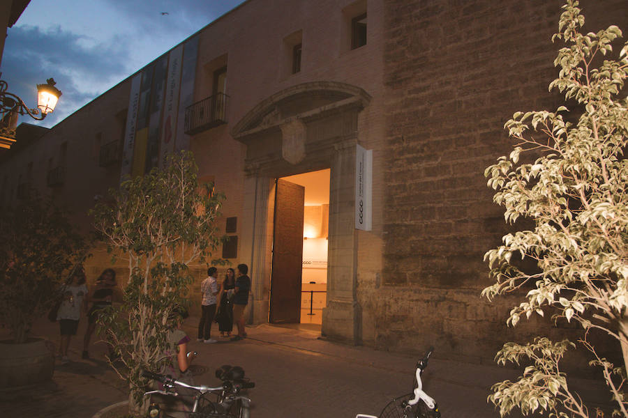 La Gran Nit de la Fira de Valencia 2018 tuvo lugar anoche, con conciertos gratuitos en la plaza del Ayuntamiento y otros enclaves de la ciudad, así como la apertura de los museos hasta la madrugada y una 'minimascletà'.Fue una gran noche en blanco, al estilo de la que tradicionalmente se vive en varias ciudades europeas. Este año se han unido a la Gran Nit el Museo Nacional de Cerámica y Artes Suntuarias González Martí y la Bodega medieval de Proava, los dos permanecieron abiertos hasta la medianoche (al igual que el IVAM, el Museo de Bellas artes y L'Iber). Hasta la una de la madrugada se pudo acceder al Museo de Prehistoria de València, al Museo Valenciano de Etnología, al MuVIM y a la Fundación Bancaja. Los valencianos pudieron visitar hasta altas horas de la noche monumentos como la Lonja o la Almoina.A las 19.00 comenzó el Cercafira, una cabalgata que a las 19.00 horas recorrió el centro con la participación de distintos grupos teatrales.Además, la Ruta de Carme llevó a los interesados por varios enclaves donde la música fue protagonista. También hubo actuaciones en las plazas del Patriarca, del Pilar, donde se celebró un espectáculo teatral para niños, y del Portal Nou.