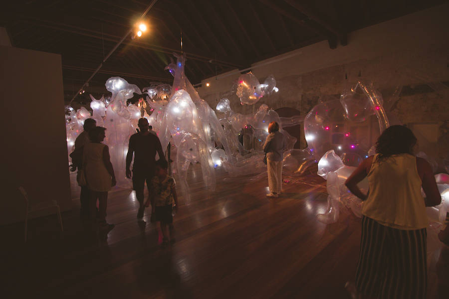 La Gran Nit de la Fira de Valencia 2018 tuvo lugar anoche, con conciertos gratuitos en la plaza del Ayuntamiento y otros enclaves de la ciudad, así como la apertura de los museos hasta la madrugada y una 'minimascletà'.Fue una gran noche en blanco, al estilo de la que tradicionalmente se vive en varias ciudades europeas. Este año se han unido a la Gran Nit el Museo Nacional de Cerámica y Artes Suntuarias González Martí y la Bodega medieval de Proava, los dos permanecieron abiertos hasta la medianoche (al igual que el IVAM, el Museo de Bellas artes y L'Iber). Hasta la una de la madrugada se pudo acceder al Museo de Prehistoria de València, al Museo Valenciano de Etnología, al MuVIM y a la Fundación Bancaja. Los valencianos pudieron visitar hasta altas horas de la noche monumentos como la Lonja o la Almoina.A las 19.00 comenzó el Cercafira, una cabalgata que a las 19.00 horas recorrió el centro con la participación de distintos grupos teatrales.Además, la Ruta de Carme llevó a los interesados por varios enclaves donde la música fue protagonista. También hubo actuaciones en las plazas del Patriarca, del Pilar, donde se celebró un espectáculo teatral para niños, y del Portal Nou.