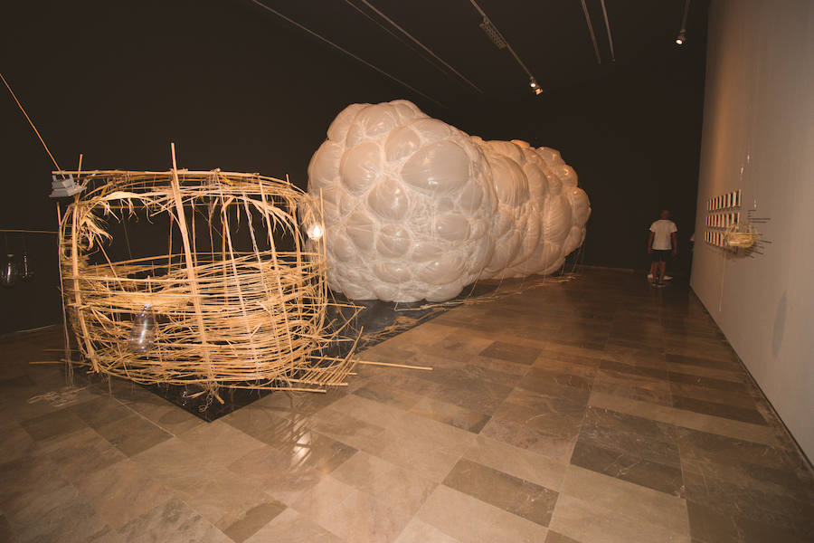 La Gran Nit de la Fira de Valencia 2018 tuvo lugar anoche, con conciertos gratuitos en la plaza del Ayuntamiento y otros enclaves de la ciudad, así como la apertura de los museos hasta la madrugada y una 'minimascletà'.Fue una gran noche en blanco, al estilo de la que tradicionalmente se vive en varias ciudades europeas. Este año se han unido a la Gran Nit el Museo Nacional de Cerámica y Artes Suntuarias González Martí y la Bodega medieval de Proava, los dos permanecieron abiertos hasta la medianoche (al igual que el IVAM, el Museo de Bellas artes y L'Iber). Hasta la una de la madrugada se pudo acceder al Museo de Prehistoria de València, al Museo Valenciano de Etnología, al MuVIM y a la Fundación Bancaja. Los valencianos pudieron visitar hasta altas horas de la noche monumentos como la Lonja o la Almoina.A las 19.00 comenzó el Cercafira, una cabalgata que a las 19.00 horas recorrió el centro con la participación de distintos grupos teatrales.Además, la Ruta de Carme llevó a los interesados por varios enclaves donde la música fue protagonista. También hubo actuaciones en las plazas del Patriarca, del Pilar, donde se celebró un espectáculo teatral para niños, y del Portal Nou.