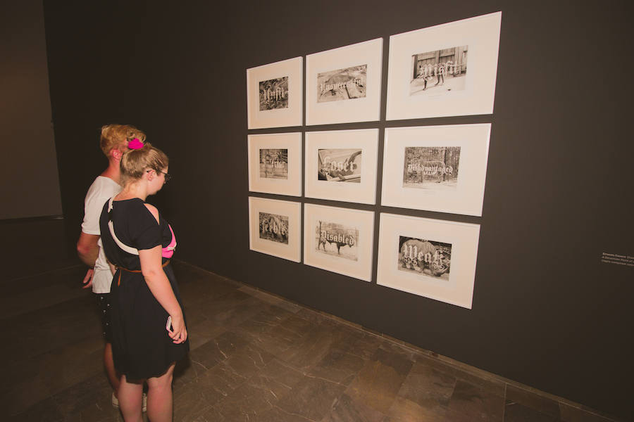 La Gran Nit de la Fira de Valencia 2018 tuvo lugar anoche, con conciertos gratuitos en la plaza del Ayuntamiento y otros enclaves de la ciudad, así como la apertura de los museos hasta la madrugada y una 'minimascletà'.Fue una gran noche en blanco, al estilo de la que tradicionalmente se vive en varias ciudades europeas. Este año se han unido a la Gran Nit el Museo Nacional de Cerámica y Artes Suntuarias González Martí y la Bodega medieval de Proava, los dos permanecieron abiertos hasta la medianoche (al igual que el IVAM, el Museo de Bellas artes y L'Iber). Hasta la una de la madrugada se pudo acceder al Museo de Prehistoria de València, al Museo Valenciano de Etnología, al MuVIM y a la Fundación Bancaja. Los valencianos pudieron visitar hasta altas horas de la noche monumentos como la Lonja o la Almoina.A las 19.00 comenzó el Cercafira, una cabalgata que a las 19.00 horas recorrió el centro con la participación de distintos grupos teatrales.Además, la Ruta de Carme llevó a los interesados por varios enclaves donde la música fue protagonista. También hubo actuaciones en las plazas del Patriarca, del Pilar, donde se celebró un espectáculo teatral para niños, y del Portal Nou.