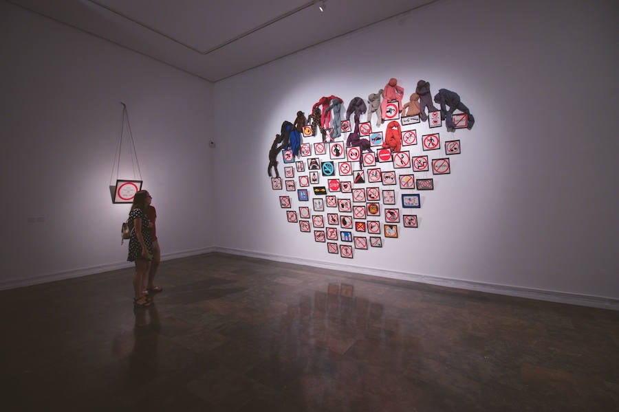 La Gran Nit de la Fira de Valencia 2018 tuvo lugar anoche, con conciertos gratuitos en la plaza del Ayuntamiento y otros enclaves de la ciudad, así como la apertura de los museos hasta la madrugada y una 'minimascletà'.Fue una gran noche en blanco, al estilo de la que tradicionalmente se vive en varias ciudades europeas. Este año se han unido a la Gran Nit el Museo Nacional de Cerámica y Artes Suntuarias González Martí y la Bodega medieval de Proava, los dos permanecieron abiertos hasta la medianoche (al igual que el IVAM, el Museo de Bellas artes y L'Iber). Hasta la una de la madrugada se pudo acceder al Museo de Prehistoria de València, al Museo Valenciano de Etnología, al MuVIM y a la Fundación Bancaja. Los valencianos pudieron visitar hasta altas horas de la noche monumentos como la Lonja o la Almoina.A las 19.00 comenzó el Cercafira, una cabalgata que a las 19.00 horas recorrió el centro con la participación de distintos grupos teatrales.Además, la Ruta de Carme llevó a los interesados por varios enclaves donde la música fue protagonista. También hubo actuaciones en las plazas del Patriarca, del Pilar, donde se celebró un espectáculo teatral para niños, y del Portal Nou.