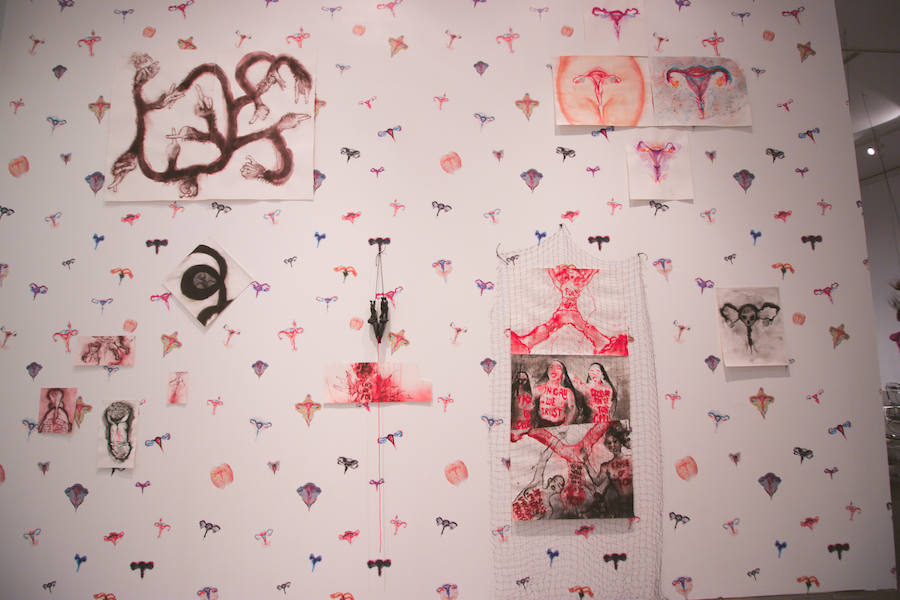 La Gran Nit de la Fira de Valencia 2018 tuvo lugar anoche, con conciertos gratuitos en la plaza del Ayuntamiento y otros enclaves de la ciudad, así como la apertura de los museos hasta la madrugada y una 'minimascletà'.Fue una gran noche en blanco, al estilo de la que tradicionalmente se vive en varias ciudades europeas. Este año se han unido a la Gran Nit el Museo Nacional de Cerámica y Artes Suntuarias González Martí y la Bodega medieval de Proava, los dos permanecieron abiertos hasta la medianoche (al igual que el IVAM, el Museo de Bellas artes y L'Iber). Hasta la una de la madrugada se pudo acceder al Museo de Prehistoria de València, al Museo Valenciano de Etnología, al MuVIM y a la Fundación Bancaja. Los valencianos pudieron visitar hasta altas horas de la noche monumentos como la Lonja o la Almoina.A las 19.00 comenzó el Cercafira, una cabalgata que a las 19.00 horas recorrió el centro con la participación de distintos grupos teatrales.Además, la Ruta de Carme llevó a los interesados por varios enclaves donde la música fue protagonista. También hubo actuaciones en las plazas del Patriarca, del Pilar, donde se celebró un espectáculo teatral para niños, y del Portal Nou.