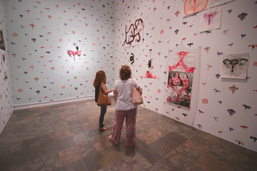 La Gran Nit de la Fira de Valencia 2018 tuvo lugar anoche, con conciertos gratuitos en la plaza del Ayuntamiento y otros enclaves de la ciudad, así como la apertura de los museos hasta la madrugada y una 'minimascletà'.Fue una gran noche en blanco, al estilo de la que tradicionalmente se vive en varias ciudades europeas. Este año se han unido a la Gran Nit el Museo Nacional de Cerámica y Artes Suntuarias González Martí y la Bodega medieval de Proava, los dos permanecieron abiertos hasta la medianoche (al igual que el IVAM, el Museo de Bellas artes y L'Iber). Hasta la una de la madrugada se pudo acceder al Museo de Prehistoria de València, al Museo Valenciano de Etnología, al MuVIM y a la Fundación Bancaja. Los valencianos pudieron visitar hasta altas horas de la noche monumentos como la Lonja o la Almoina.A las 19.00 comenzó el Cercafira, una cabalgata que a las 19.00 horas recorrió el centro con la participación de distintos grupos teatrales.Además, la Ruta de Carme llevó a los interesados por varios enclaves donde la música fue protagonista. También hubo actuaciones en las plazas del Patriarca, del Pilar, donde se celebró un espectáculo teatral para niños, y del Portal Nou.