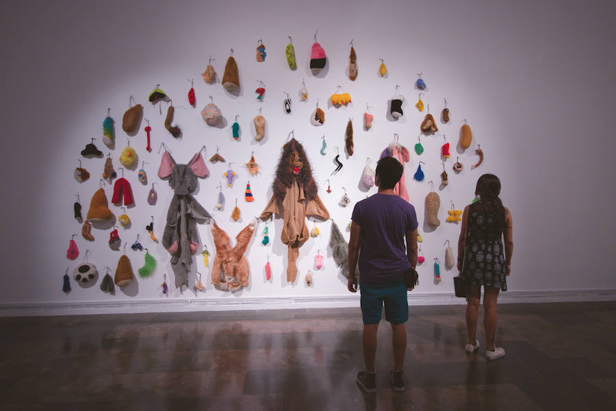 La Gran Nit de la Fira de Valencia 2018 tuvo lugar anoche, con conciertos gratuitos en la plaza del Ayuntamiento y otros enclaves de la ciudad, así como la apertura de los museos hasta la madrugada y una 'minimascletà'.Fue una gran noche en blanco, al estilo de la que tradicionalmente se vive en varias ciudades europeas. Este año se han unido a la Gran Nit el Museo Nacional de Cerámica y Artes Suntuarias González Martí y la Bodega medieval de Proava, los dos permanecieron abiertos hasta la medianoche (al igual que el IVAM, el Museo de Bellas artes y L'Iber). Hasta la una de la madrugada se pudo acceder al Museo de Prehistoria de València, al Museo Valenciano de Etnología, al MuVIM y a la Fundación Bancaja. Los valencianos pudieron visitar hasta altas horas de la noche monumentos como la Lonja o la Almoina.A las 19.00 comenzó el Cercafira, una cabalgata que a las 19.00 horas recorrió el centro con la participación de distintos grupos teatrales.Además, la Ruta de Carme llevó a los interesados por varios enclaves donde la música fue protagonista. También hubo actuaciones en las plazas del Patriarca, del Pilar, donde se celebró un espectáculo teatral para niños, y del Portal Nou.