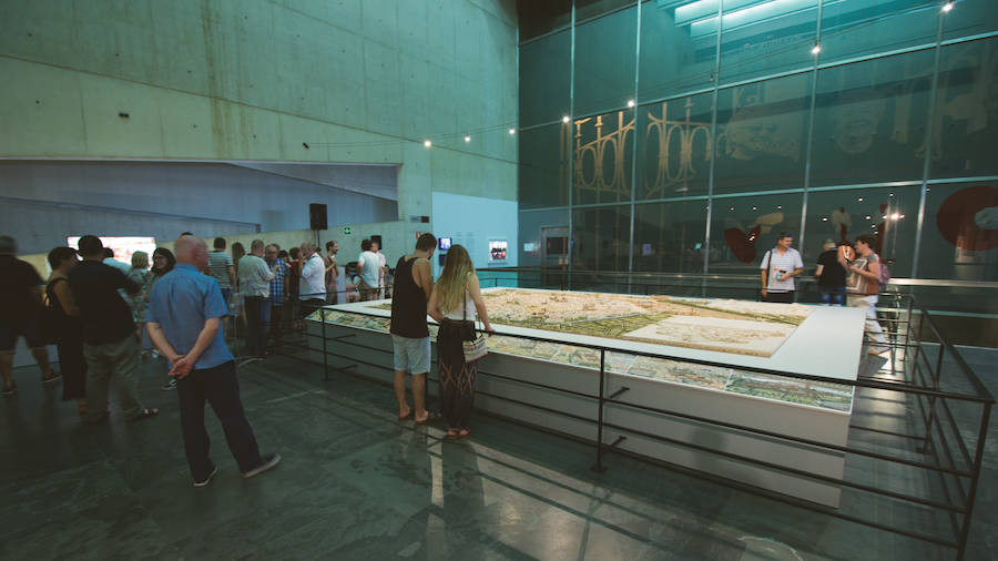 La Gran Nit de la Fira de Valencia 2018 tuvo lugar anoche, con conciertos gratuitos en la plaza del Ayuntamiento y otros enclaves de la ciudad, así como la apertura de los museos hasta la madrugada y una 'minimascletà'.Fue una gran noche en blanco, al estilo de la que tradicionalmente se vive en varias ciudades europeas. Este año se han unido a la Gran Nit el Museo Nacional de Cerámica y Artes Suntuarias González Martí y la Bodega medieval de Proava, los dos permanecieron abiertos hasta la medianoche (al igual que el IVAM, el Museo de Bellas artes y L'Iber). Hasta la una de la madrugada se pudo acceder al Museo de Prehistoria de València, al Museo Valenciano de Etnología, al MuVIM y a la Fundación Bancaja. Los valencianos pudieron visitar hasta altas horas de la noche monumentos como la Lonja o la Almoina.A las 19.00 comenzó el Cercafira, una cabalgata que a las 19.00 horas recorrió el centro con la participación de distintos grupos teatrales.Además, la Ruta de Carme llevó a los interesados por varios enclaves donde la música fue protagonista. También hubo actuaciones en las plazas del Patriarca, del Pilar, donde se celebró un espectáculo teatral para niños, y del Portal Nou.