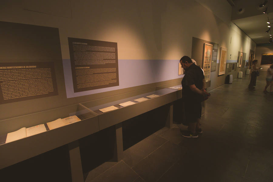 La Gran Nit de la Fira de Valencia 2018 tuvo lugar anoche, con conciertos gratuitos en la plaza del Ayuntamiento y otros enclaves de la ciudad, así como la apertura de los museos hasta la madrugada y una 'minimascletà'.Fue una gran noche en blanco, al estilo de la que tradicionalmente se vive en varias ciudades europeas. Este año se han unido a la Gran Nit el Museo Nacional de Cerámica y Artes Suntuarias González Martí y la Bodega medieval de Proava, los dos permanecieron abiertos hasta la medianoche (al igual que el IVAM, el Museo de Bellas artes y L'Iber). Hasta la una de la madrugada se pudo acceder al Museo de Prehistoria de València, al Museo Valenciano de Etnología, al MuVIM y a la Fundación Bancaja. Los valencianos pudieron visitar hasta altas horas de la noche monumentos como la Lonja o la Almoina.A las 19.00 comenzó el Cercafira, una cabalgata que a las 19.00 horas recorrió el centro con la participación de distintos grupos teatrales.Además, la Ruta de Carme llevó a los interesados por varios enclaves donde la música fue protagonista. También hubo actuaciones en las plazas del Patriarca, del Pilar, donde se celebró un espectáculo teatral para niños, y del Portal Nou.