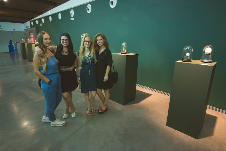 La Gran Nit de la Fira de Valencia 2018 tuvo lugar anoche, con conciertos gratuitos en la plaza del Ayuntamiento y otros enclaves de la ciudad, así como la apertura de los museos hasta la madrugada y una 'minimascletà'.Fue una gran noche en blanco, al estilo de la que tradicionalmente se vive en varias ciudades europeas. Este año se han unido a la Gran Nit el Museo Nacional de Cerámica y Artes Suntuarias González Martí y la Bodega medieval de Proava, los dos permanecieron abiertos hasta la medianoche (al igual que el IVAM, el Museo de Bellas artes y L'Iber). Hasta la una de la madrugada se pudo acceder al Museo de Prehistoria de València, al Museo Valenciano de Etnología, al MuVIM y a la Fundación Bancaja. Los valencianos pudieron visitar hasta altas horas de la noche monumentos como la Lonja o la Almoina.A las 19.00 comenzó el Cercafira, una cabalgata que a las 19.00 horas recorrió el centro con la participación de distintos grupos teatrales.Además, la Ruta de Carme llevó a los interesados por varios enclaves donde la música fue protagonista. También hubo actuaciones en las plazas del Patriarca, del Pilar, donde se celebró un espectáculo teatral para niños, y del Portal Nou.