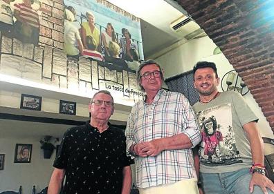 Imagen secundaria 1 - Francisco Ortega en el chiringuito Ayo. Abajo, Francisco Fernández en su bar El Molino acompañado por técnicos de su equipo y, en la foto de la derecha, una escena en bicicleta de «Verano Azul». 